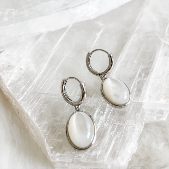 ✨Shell Earring Hoops✨ - Picture 3 of 5